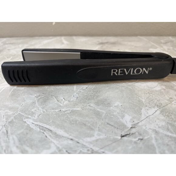 Revlon Ceramic Hair Flat Iron Ultra Straight Quick Smooth Straightening RVST2043 - Picture 1 of 6